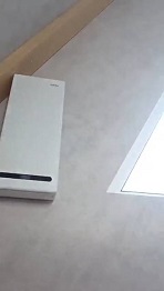 Настенный бризер с приточной вентиляцией в жилой комнате