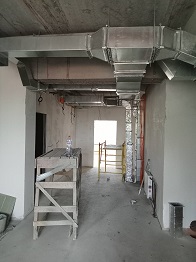 Магистральные оцинкованные воздуховоды в коммерческом помещении